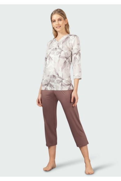 Hajo női pizsama,  orhidea mintás, V kivágású, 3/4-es ujjú felsővel, egyszínű capri nadrággal